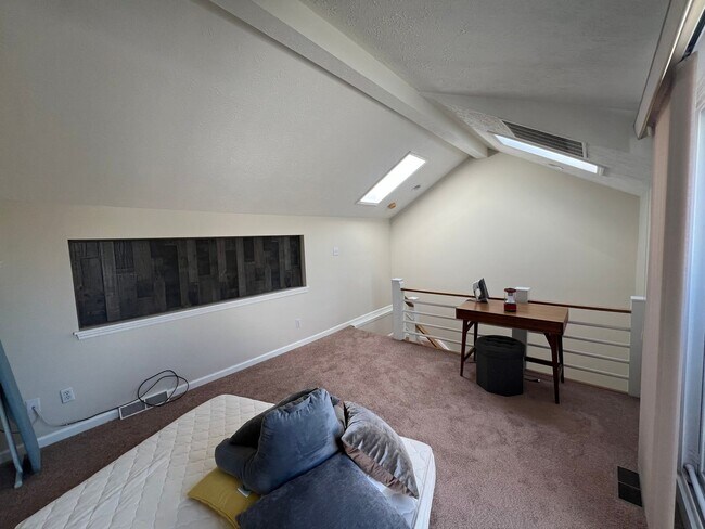 Building Photo - Beautiful 3 Bed/ 3 Bath Townhome in Privat...