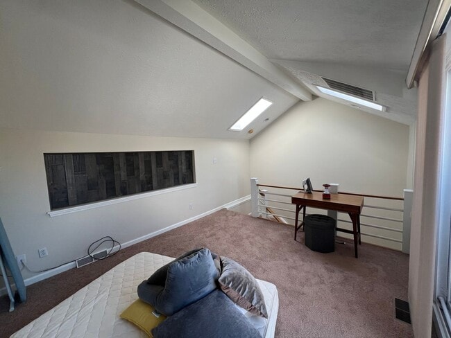 Building Photo - Beautiful 3 Bed/ 3 Bath Townhome in Private cul-de-sac in Shadyside!