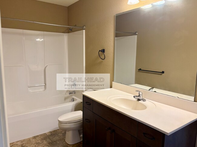 Building Photo - Northland Living at Its Best | 3 Bed • 2 Bath • 1,500 Sq Ft