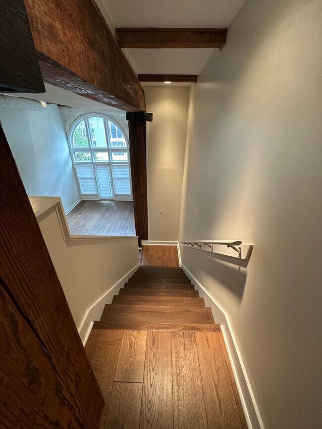 Building Photo - Desirable Nettleton rare vacancy massive  1Bd  2.5 bath with office/flex space , 2 parking space ...