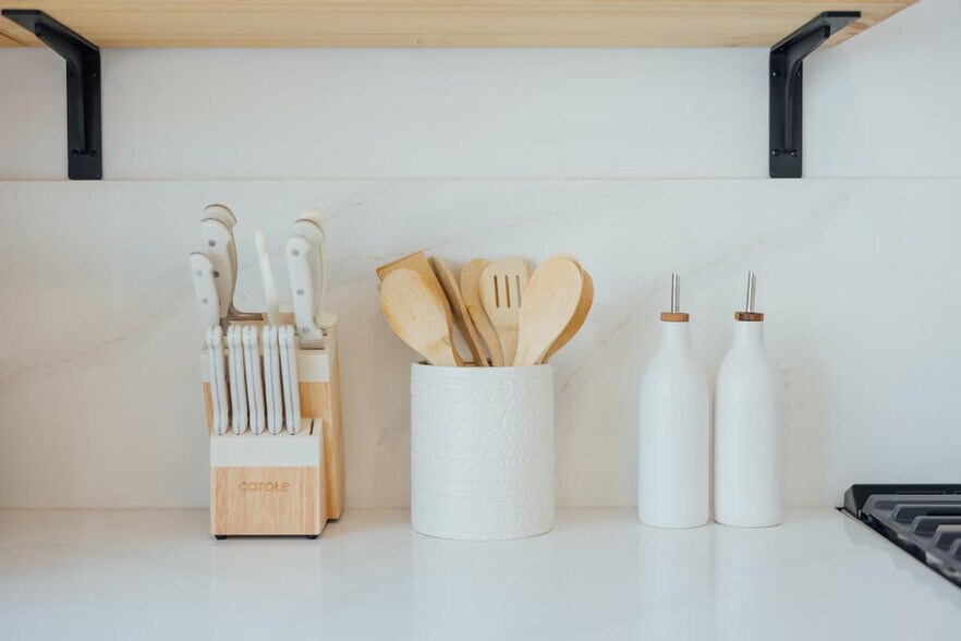 Building Photo - 4866 Hillside Dr