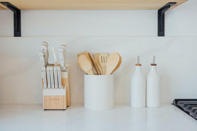 Building Photo - 4866 Hillside Dr