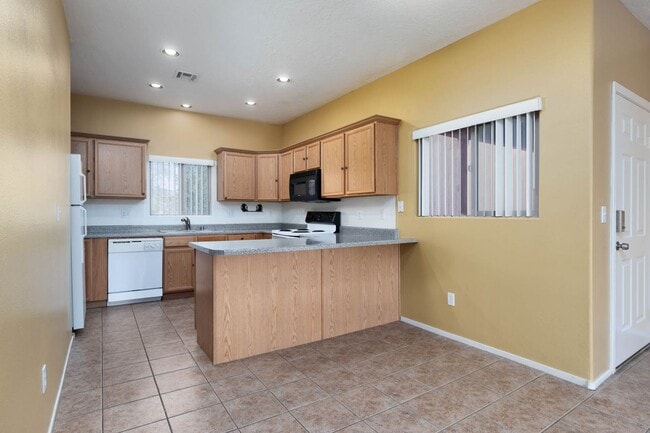 Building Photo - 2BR/2BA Condo on Second Floor with Balcony, In-Unit Laundry, Pool & Spa