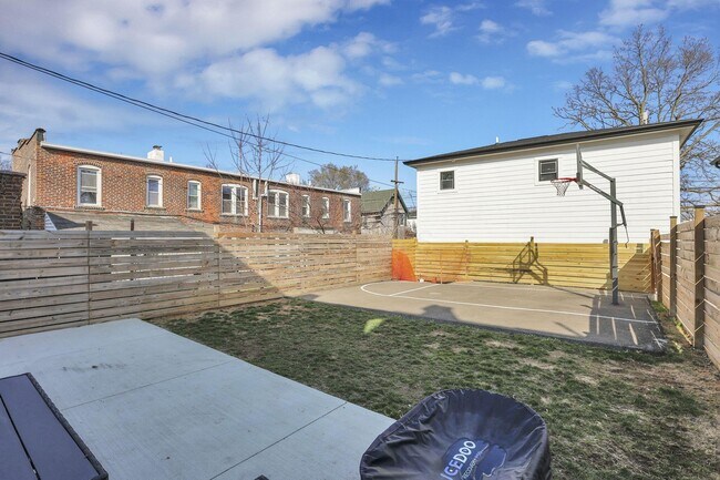 Building Photo - 1466 Hamlet St