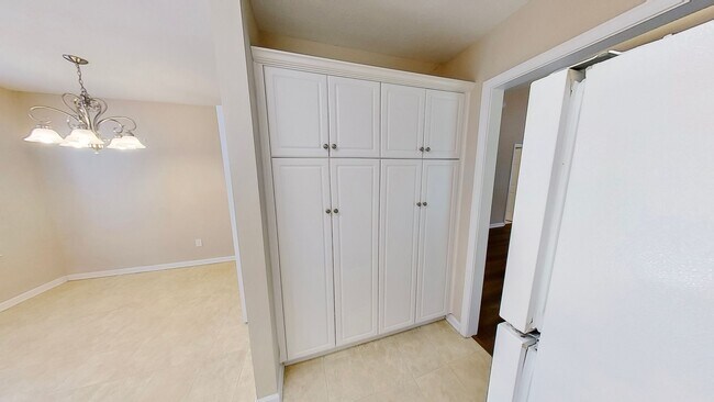 Building Photo - 2 Bed/ 2 Bath Townhouse