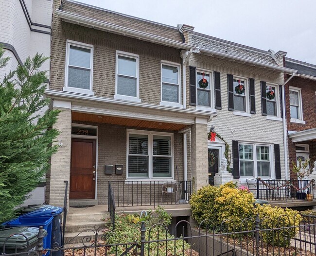 Primary Photo - 228 F St NE