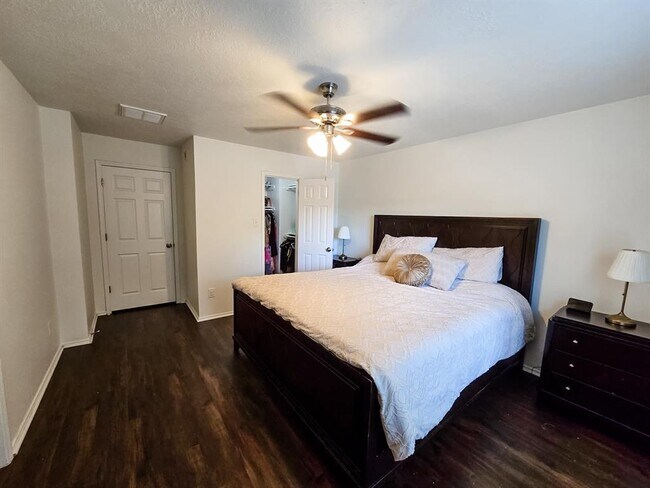 Building Photo - 32347 Hunter Park Ct
