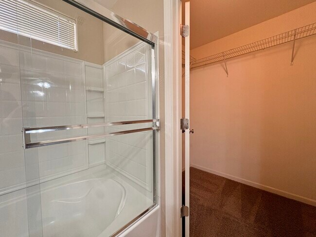 Building Photo - Beautiful Well Kept 2 Bedroom, 2 Bathroom in Roseville!