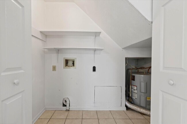 Building Photo - 921 Kingsbury Dr