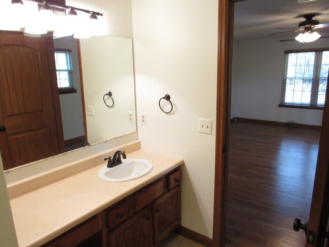 Building Photo - Huntington Ridge condo- one level!