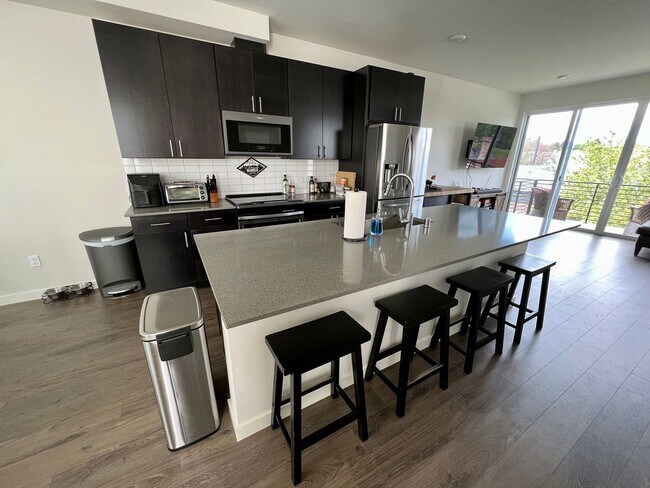 Building Photo - Immaculate 3 Bed 2 Bath Seattle Townhome @ An Incredible Location!