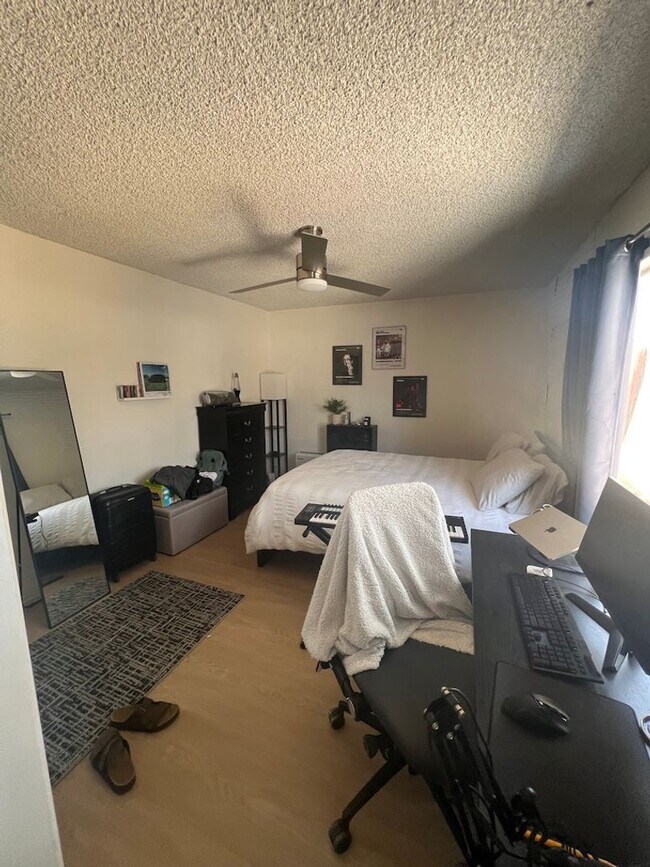 Building Photo - 10 bedrooms 7 bathrooms- 5 master bedrooms total!