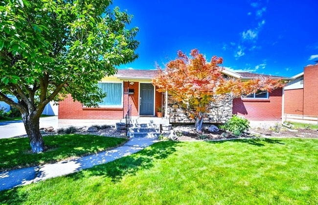Front of house - 3096 S Marie Cir