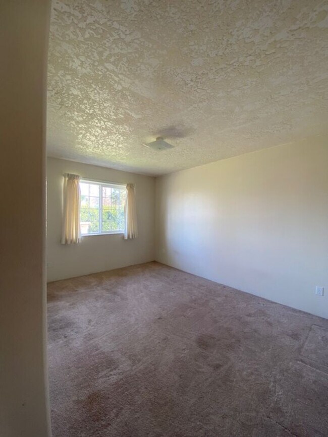 Building Photo - Duplex Close To Downtown!