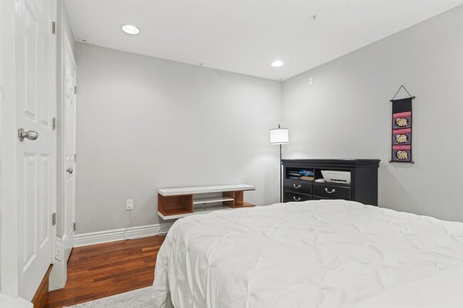 Building Photo - 292 Roslyn Ct