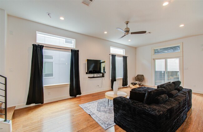 Building Photo - 4311 Marina St