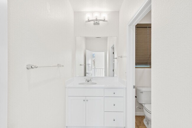 Building Photo - 2 bed 2.5 bath + Bonus Room Newer Construction Home Available Now!