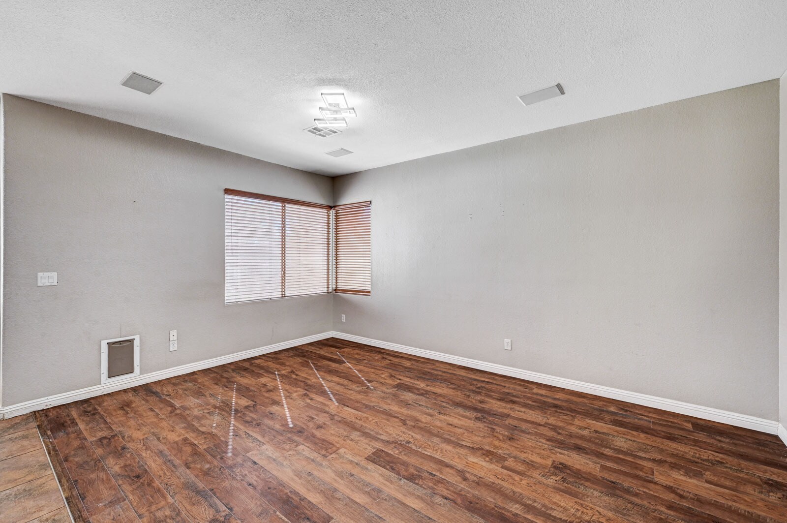 Building Photo - 8125 Chestnut Hollow Ave