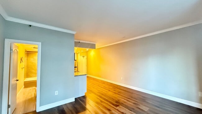 Building Photo - Bright 1BR/1BA w/ City Views, Amenities and just Steps to Embarcadero -AMSI