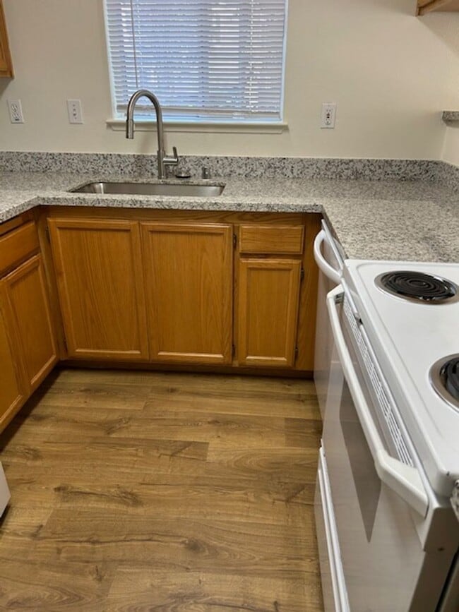 Building Photo - Beautiful 2 Bedroom Townhome Available Now!