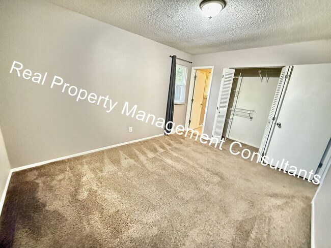 Building Photo - $600 Rent Credit on 3 Bedroom Split-Level ...