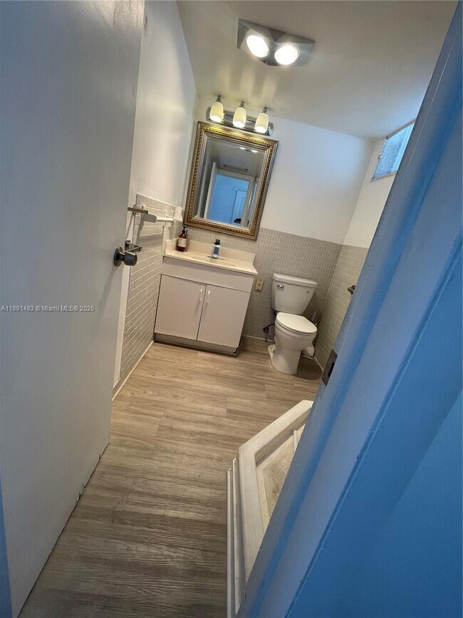 Building Photo - 2910 Point E Dr