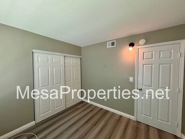 Building Photo - 1749 E Fairfield Ct