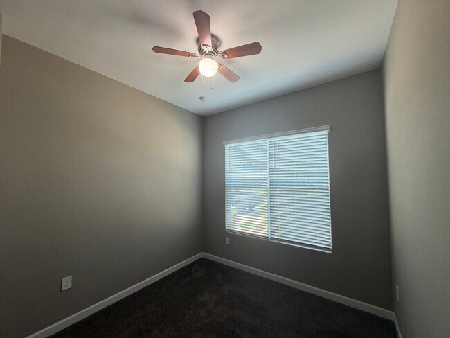 Building Photo - 40916 W Shaver Dr