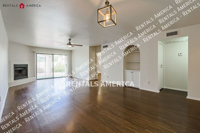 Building Photo - Updated & Lovely 2 Bed 2 Bath w/  2 Car Ga...