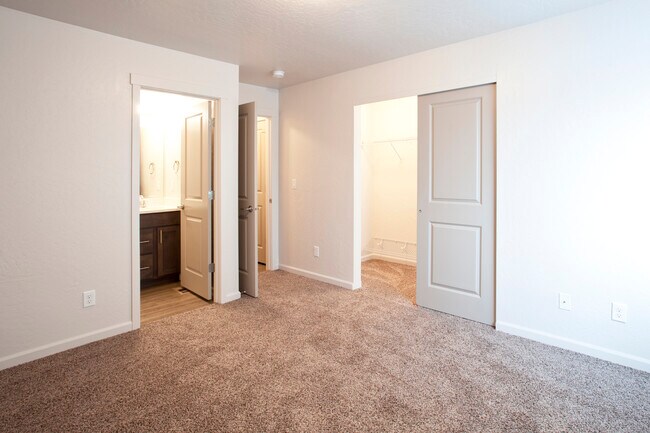 Building Photo - 3027 N Sherwood Dr