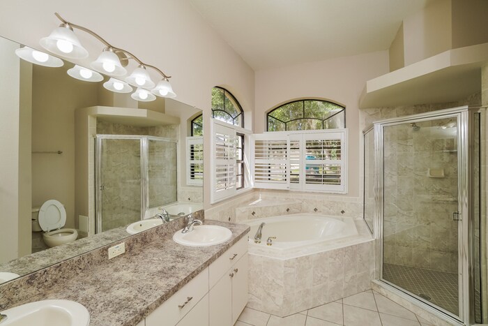 Building Photo - 6034 Beechwood Dr