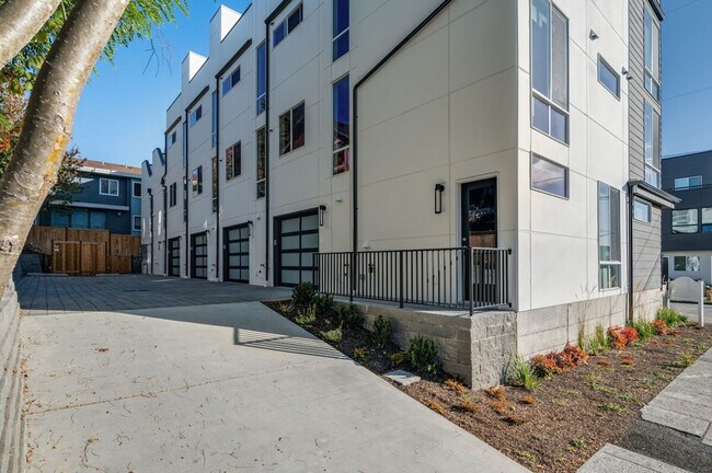 Building Photo - 4205 Evanston Ave N