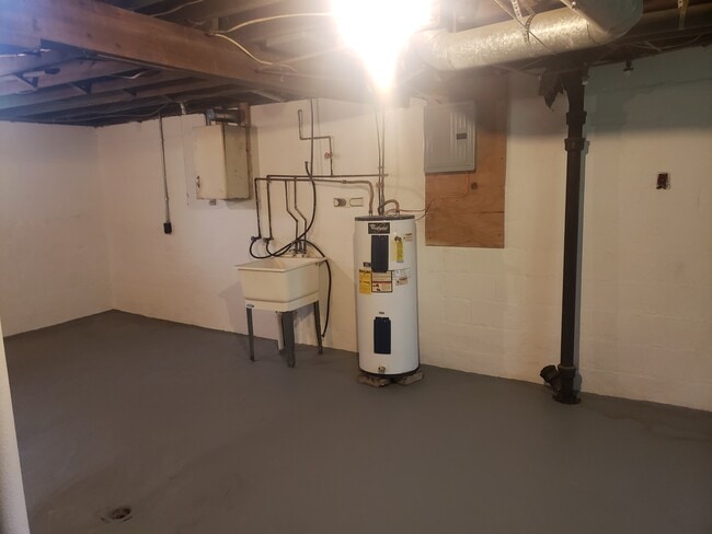 Building Photo - 247 Henricks Rd