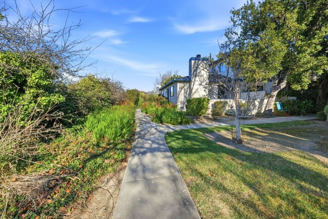 Building Photo - 3 Bedroom Condo in Watsonville!