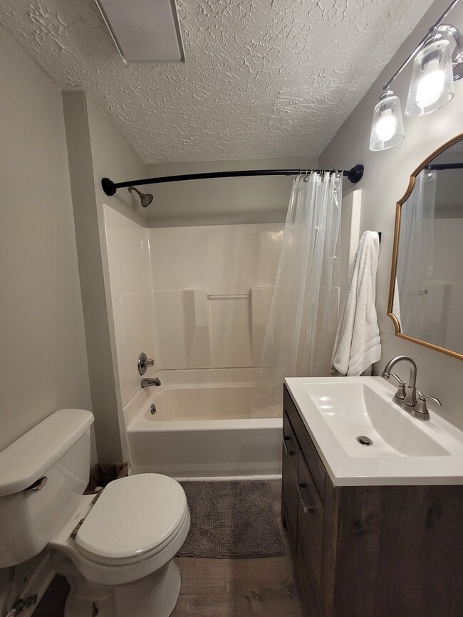 Building Photo - 2455 Woodbine Ave