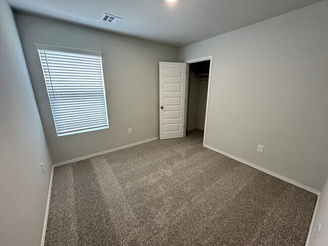 Building Photo - Move -in Special: Stunning 4-Bedroom, 2-Ba...