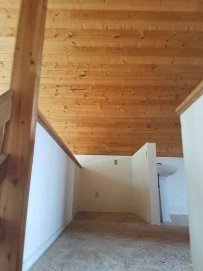Building Photo - Beautiful home located on Emerald Lake