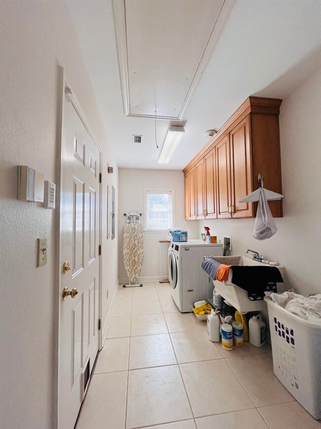 Building Photo - 1000 Cherry Laurel St