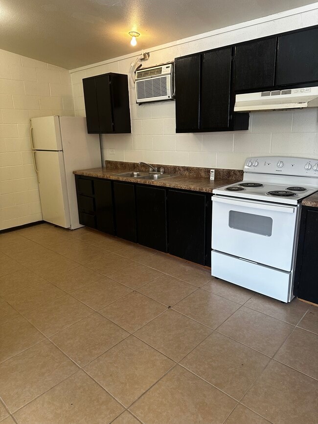 1 bedroom kitchen - Comal Apartments