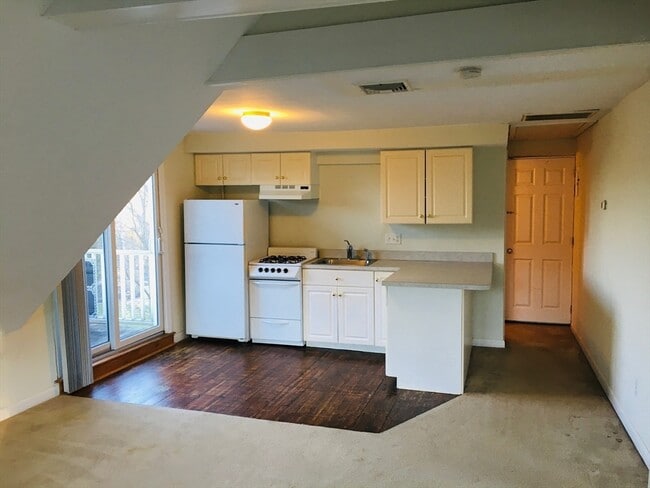 Building Photo - 161 Cedar St