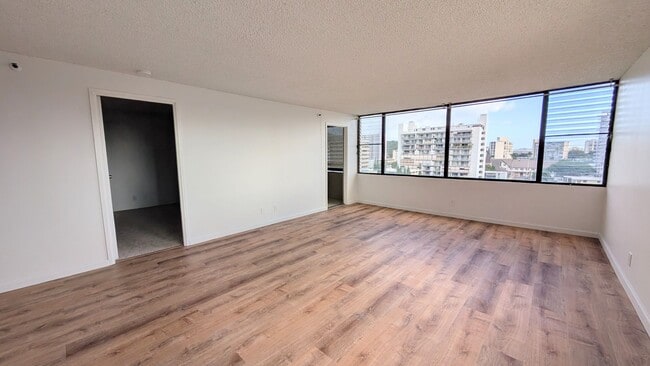 Building Photo - Newly remodeled Large 3 bed/2 bath/2 parking end unit with ocean and city views