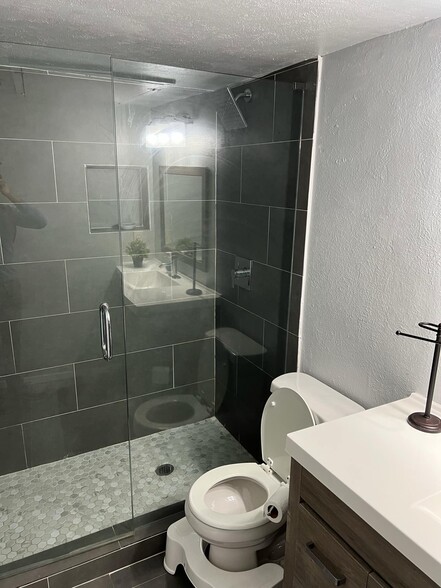 Bathroom_FullShower - 4837 Cedar Springs Rd