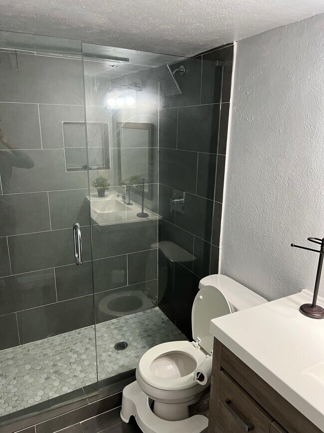 Bathroom_FullShower - 4837 Cedar Springs Rd