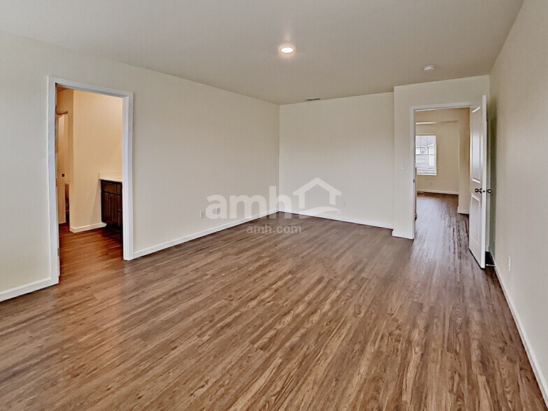 Building Photo - 1315 W 15th Ave