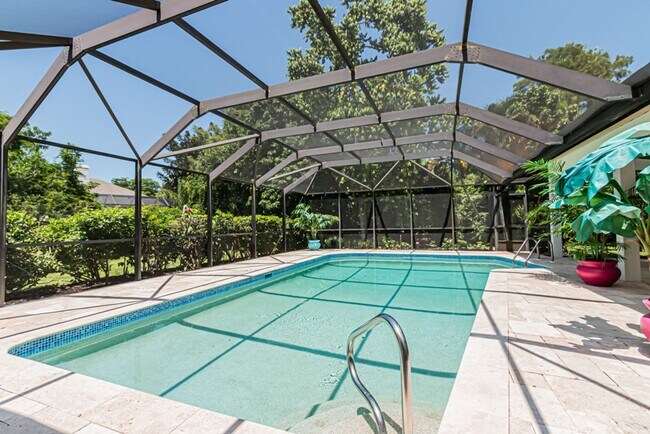 Building Photo - Newly Renovated 3 Bedroom Pool Home in Des...