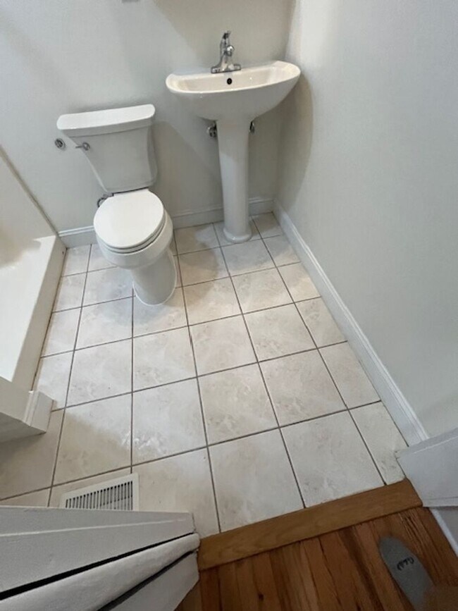 Building Photo - Newly-RENOVATED 2/1 House in a prime location!