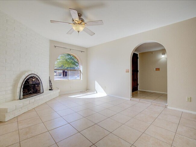 Building Photo - 3 Bedroom 2 Bathroom