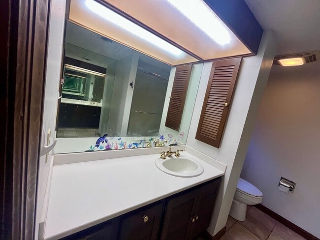 Building Photo - Well-Located One-Level Condo -- Just Minut...