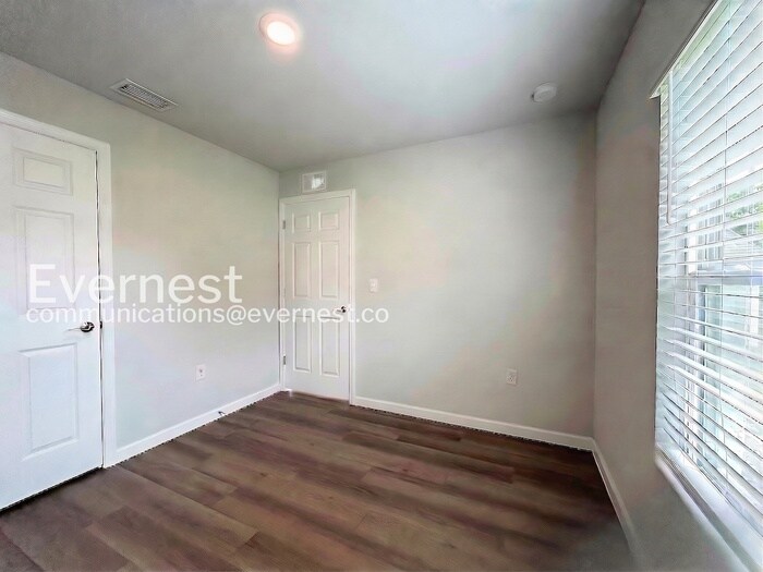 Building Photo - 25 Raeland Ln