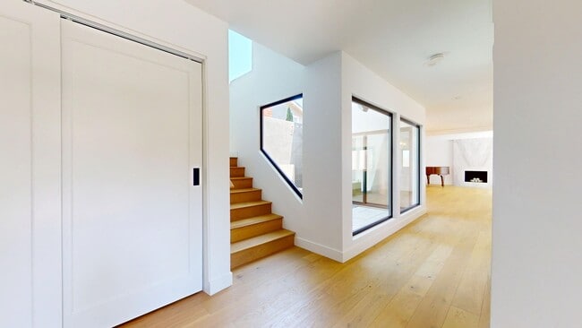 Building Photo - Gorgeous Fully Remodeled 5 Bedroom Home wi...